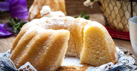 Puszysta babka majonezowa. Prosty przepis na wielkanocne ciacho