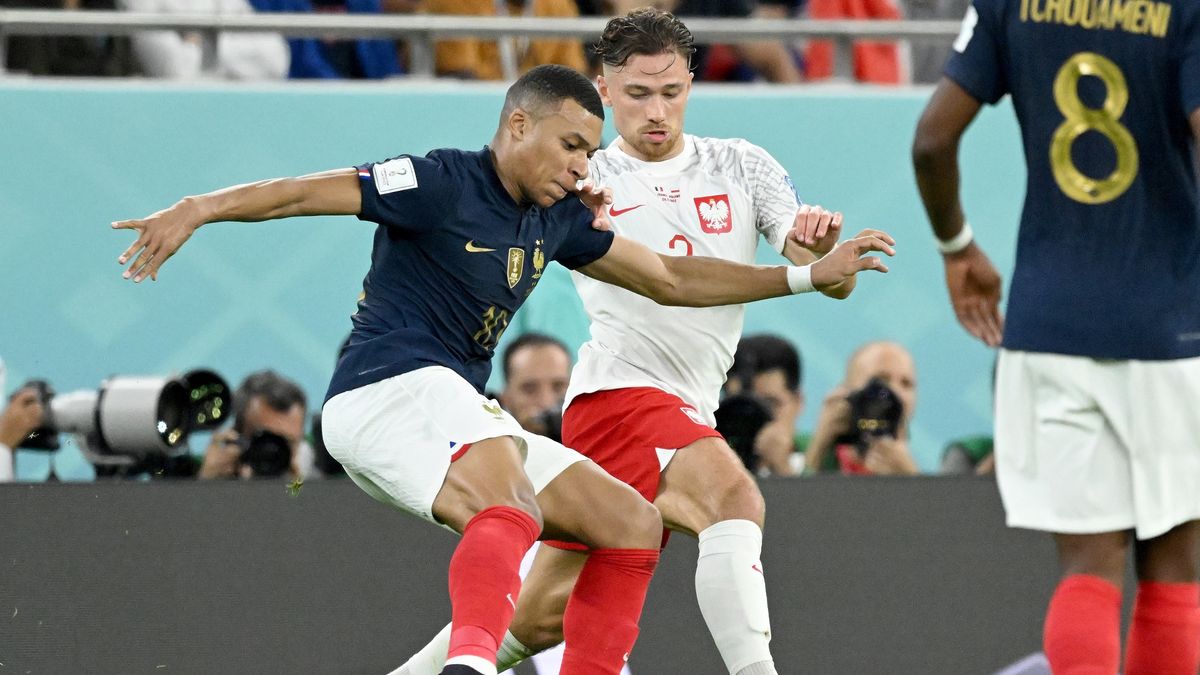 Getty Images / Lionel Hahn / Na zdjęciu: Kylian Mbappe i Matty Cash