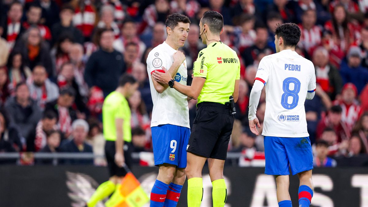 Getty Images / Na zdjęciu: Robert Lewandowski, Jose Maria Sanchez Martinez oraz Pedri Gonzalez 