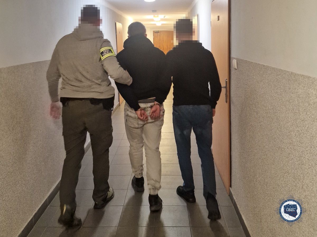 Fot. Centralne Biuro Zwalczania Cyberprzestępczości.  Rozbity gang oszustów działających na portalu społecznościowym