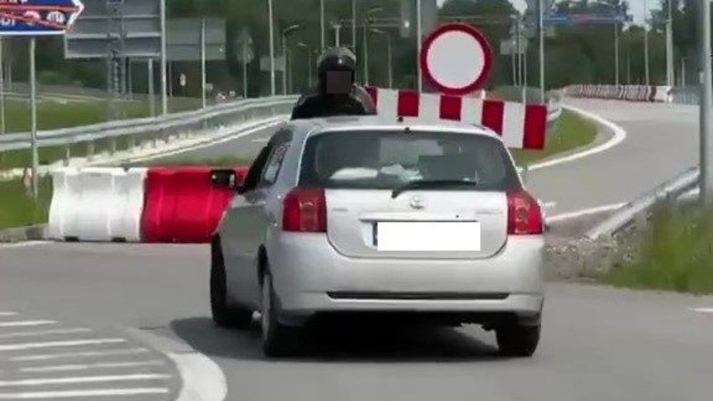 Motocyklista jadący na masce auta