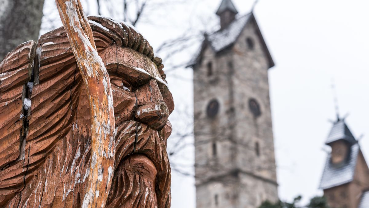 Jedna z rzeźb Liczyrzepy przed świątynią Wang w Karpaczu