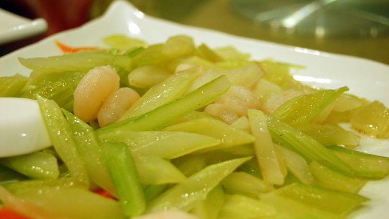 Gotowany seler naciowy bez dodatku soli, odsączony