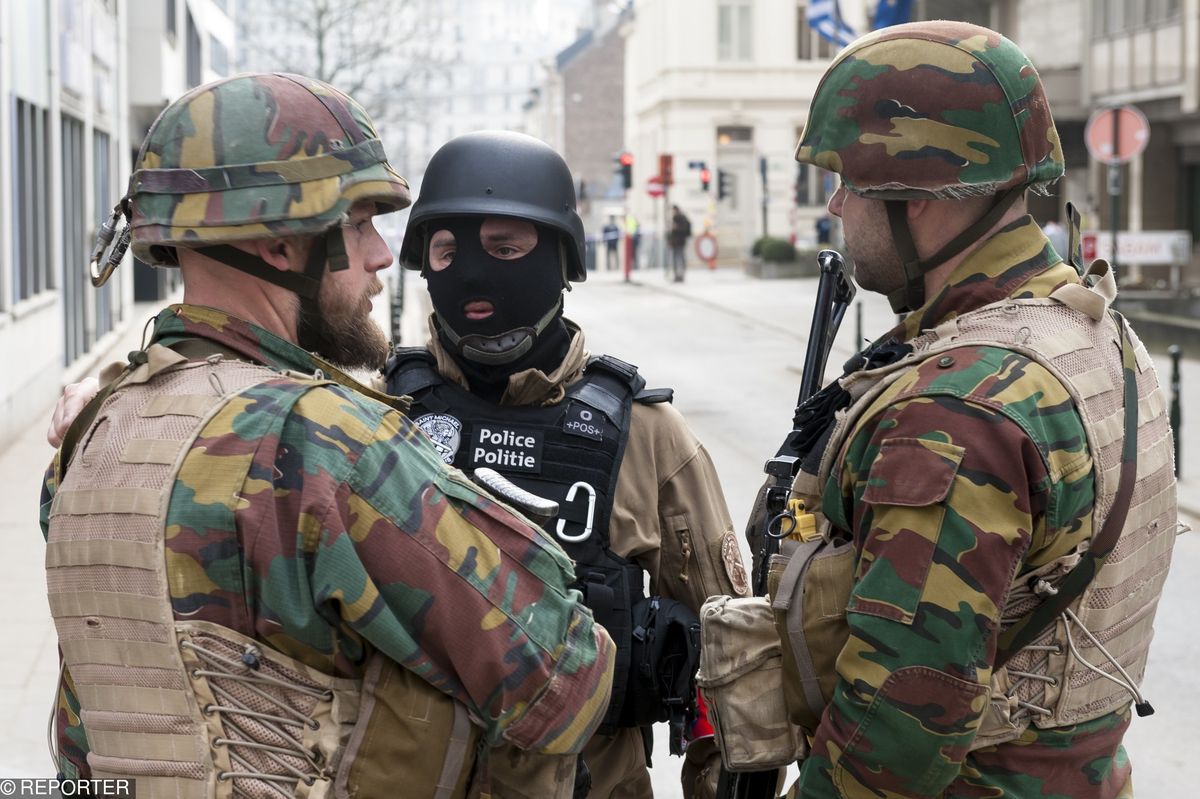 Akcja wojska w Brukseli. Duża ilość materiałów wybuchowych, gwoździe i śruby
