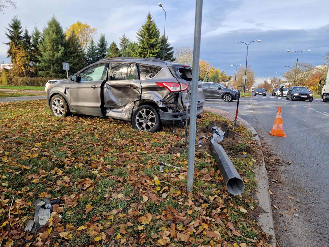 Lublin: Zderzenie na skrzyżowaniu. Jedno auto uderzyło w latarnię