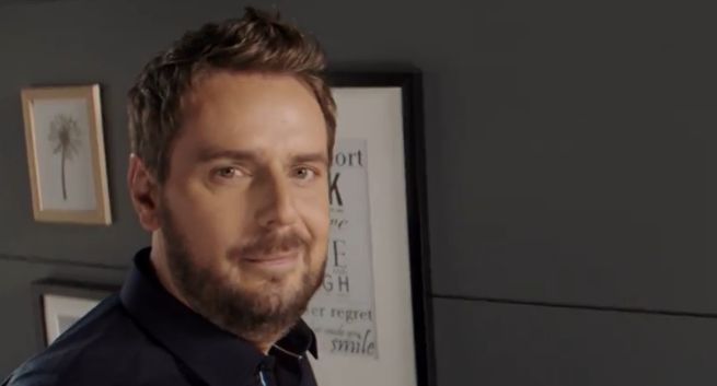 Wojciech Modest Amaro reklamuje Magnat jako „farbę, która dba o Ciebie” (wideo)