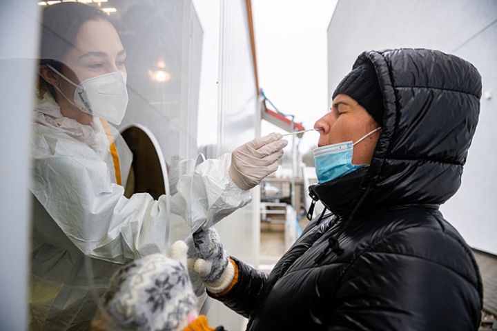 Koronawirus w Polsce. Nowe przypadki i ofiary śmiertelne. MZ podaje dane (13 lutego 2022)