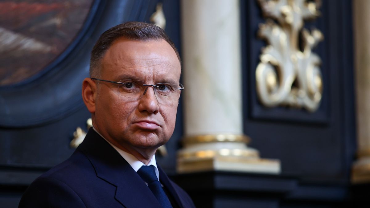 Kraków, 27.03.2024. Prezydent RP Andrzej Duda (P) i senator PiS Marek Pęk (L) podczas uroczystości pogrzebowych poety i pieśniarza Leszka Długosza, 27 bm. w kościele pw. Świętego Ducha w Krakowie, 27 bm. Pieśniarz, kompozytor, współtwórca kabaretu Piwnica pod Baranami zmarł w wieku 82 lat, po długiej chorobie nowotworowej. (mr) PAP/Łukasz Gągulski