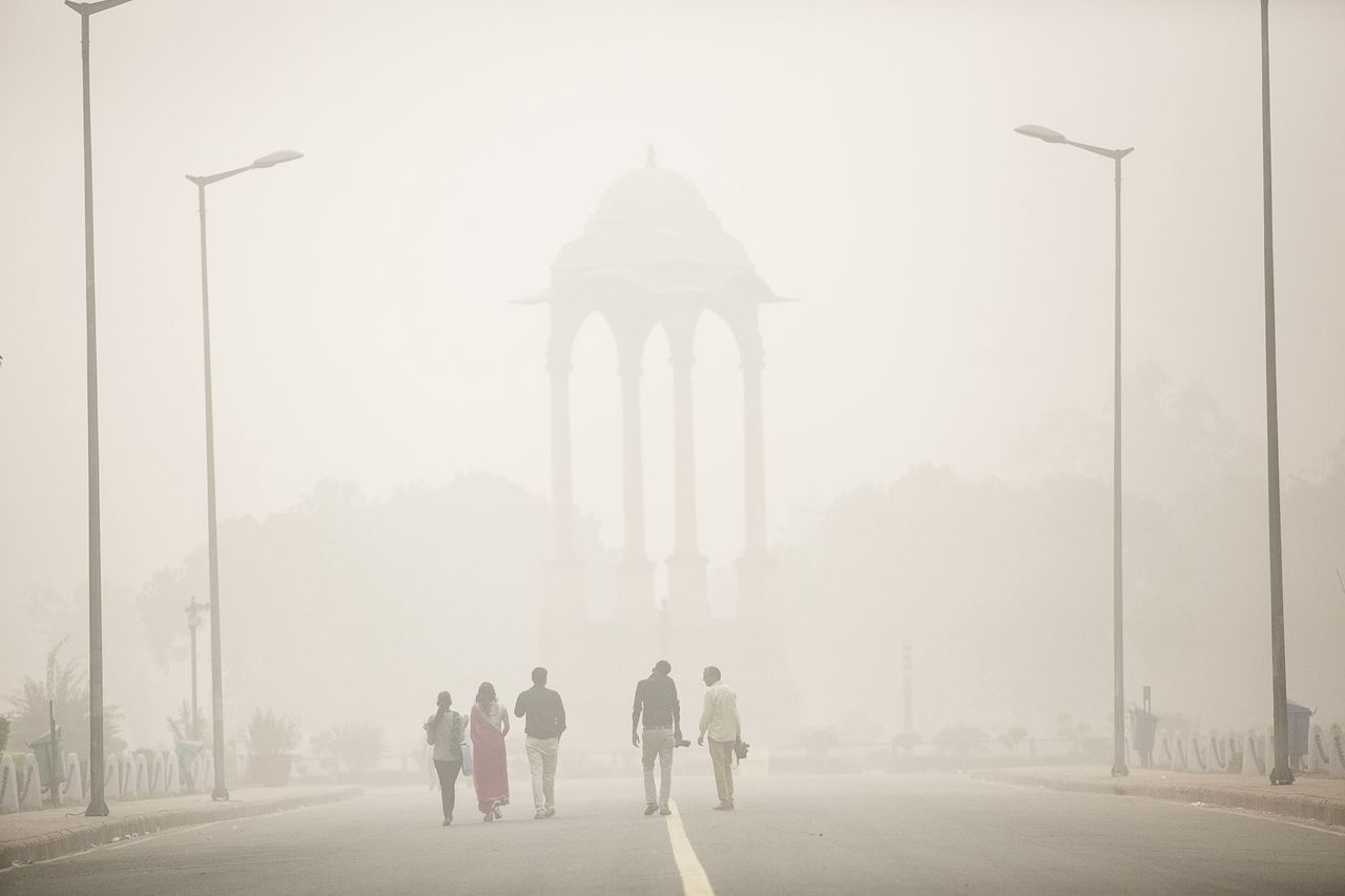 Widoczne gołym okiem zanieczyszczenie powietrza w Delhi w Indiach.