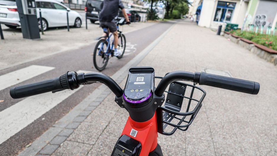 Wersja programu &#34;Mój Rower Elektryczny&#34;, która w lutym trafiła do konsultacji zakładała, że beneficjentami programu będą osoby fizyczne, a dotacje do zakupu roweru elektrycznego wyniosą do 50 proc. kosztów kwalifikowanych, lecz nie więcej niż 2500 zł.