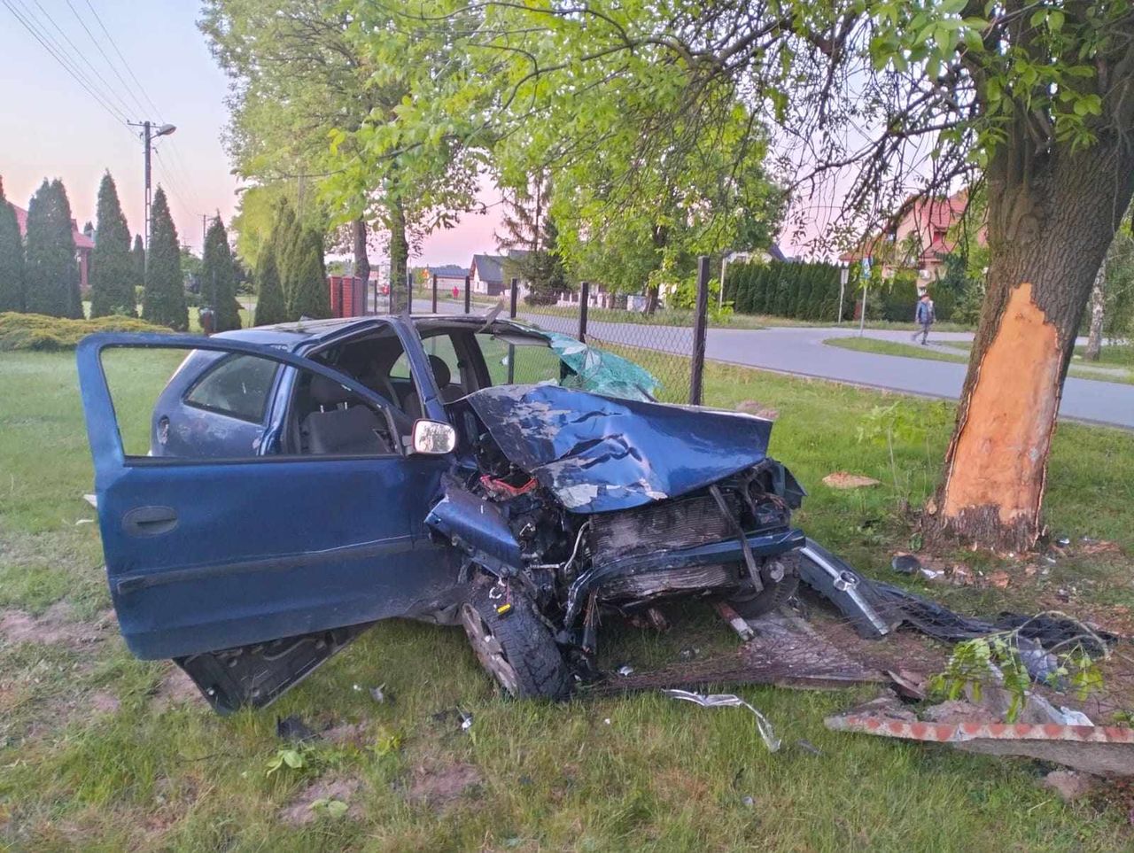 Kierowca zjechał z drogi, uderzył w drzewo i ogrodzenie - poważny wypadek w Bielsku