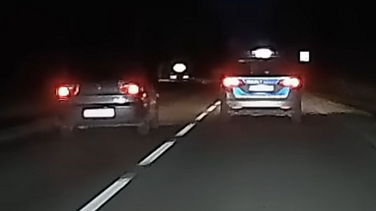 Auto wyprzedziło radiowóz