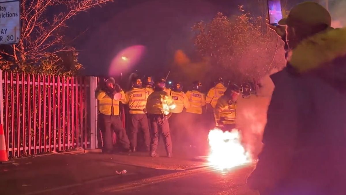 Zdjęcie okładkowe artykułu: Twitter / dominikpiechota / Na zdjęciu: zamieszki przed meczem