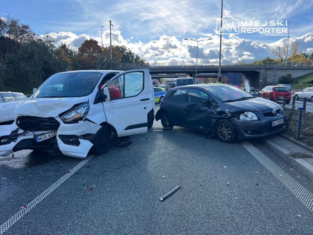 Warszawa: Zderzenie busa z osobówkami na S8. Kilka kilometrów korka