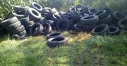 Świdnica. Sterta opon samochodowych wyrzucona na pole. Trwają poszukania nieodpowiedzialnego sprawcy