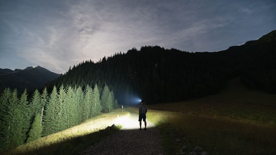 Turystów zaskoczył wcześnie zapadający zmrok (zdjęcie ilustracyj