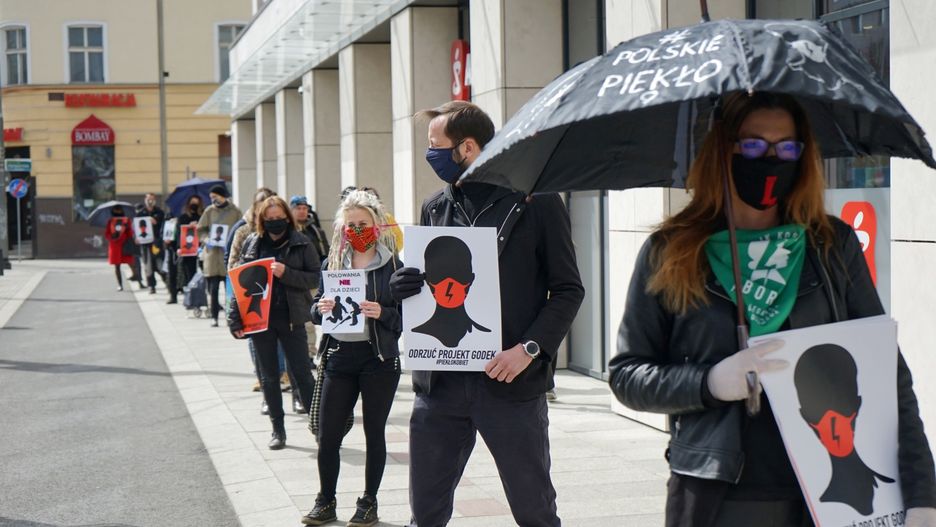 Szczecin, 14.04.2020. "Czarny Protest" przeciwko zaostrzeniu prawa aborcyjnego i kar za edukację seksualną. Protestujący ustawili się w kolejce do sklepu, aby nie łamać zakazu zgromadzeń z powodu epidemii
