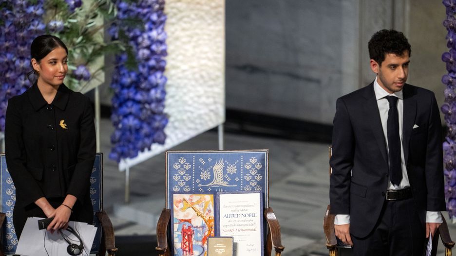 Kiana (L) and Ali Rahmani (R) stand next to an empty chair with the peace prize diploma for their mother, Iranian human rights activist and Nobel Peace Prize 2023 winner Narges Mohammadi, during the awarding of the Nobel Peace Prize for 2023 in Oslo City Hall, Norway, 10 December 2023. Iranian human rights activist and Nobel Peace Prize 2023 winner, Narges Mohammadi, is imprisoned and is therefore represented by her children Ali and Kiana Rahmani and husband Taghi Rahmani. Mohammadi receives the peace prize for her fight against the oppression of women in Iran and the fight for human rights and freedom for all. EPA/Fredrik Varfjell NORWAY OUT Dostawca: PAP/EPA.