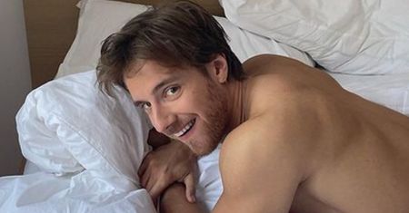 Maciej Musiał obściskuje się na peronie Z UKOCHANĄ, która jest modelką. Zachował się jak prawdziwy dżentelmen (FOTO)