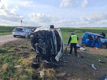 Kosiska: Czołowe zderzenie volkswagena i suzuki. W wypadku zginął 85-letni mężczyzna
