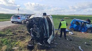 Kosiska: Czołowe zderzenie volkswagena i suzuki. W wypadku zginął 85-letni mężczyzna