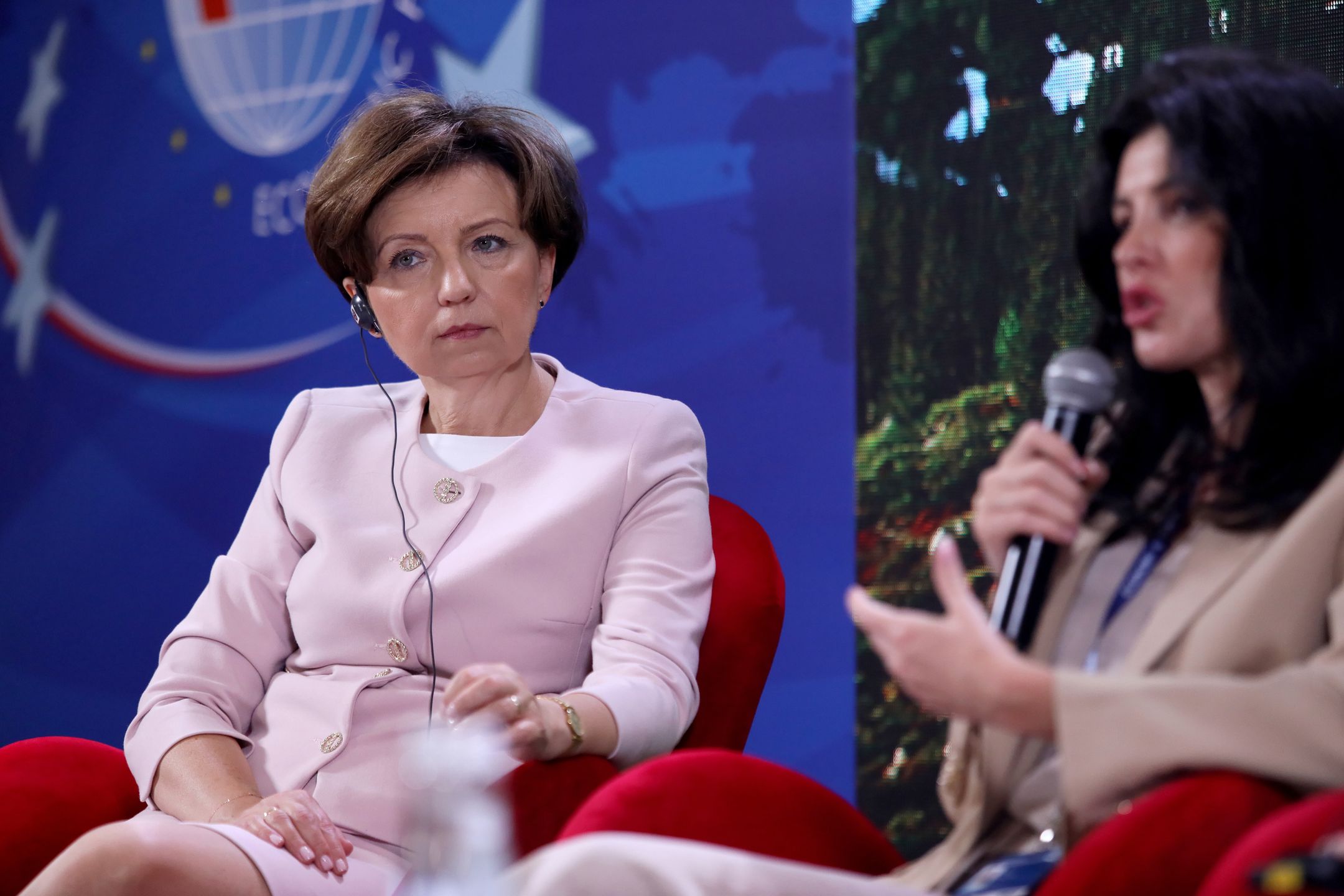 Karpacz, 08.09.2022. Minister rodziny i polityki społecznej Marlena Maląg (L) podczas panelu �Kobiety Karpat� w trakcie Konferencji Europa Karpat towarzyszącej XXXI Forum Ekonomicznemu w Karpaczu, 8 bm. (jm) PAP/Tomasz Wiktor