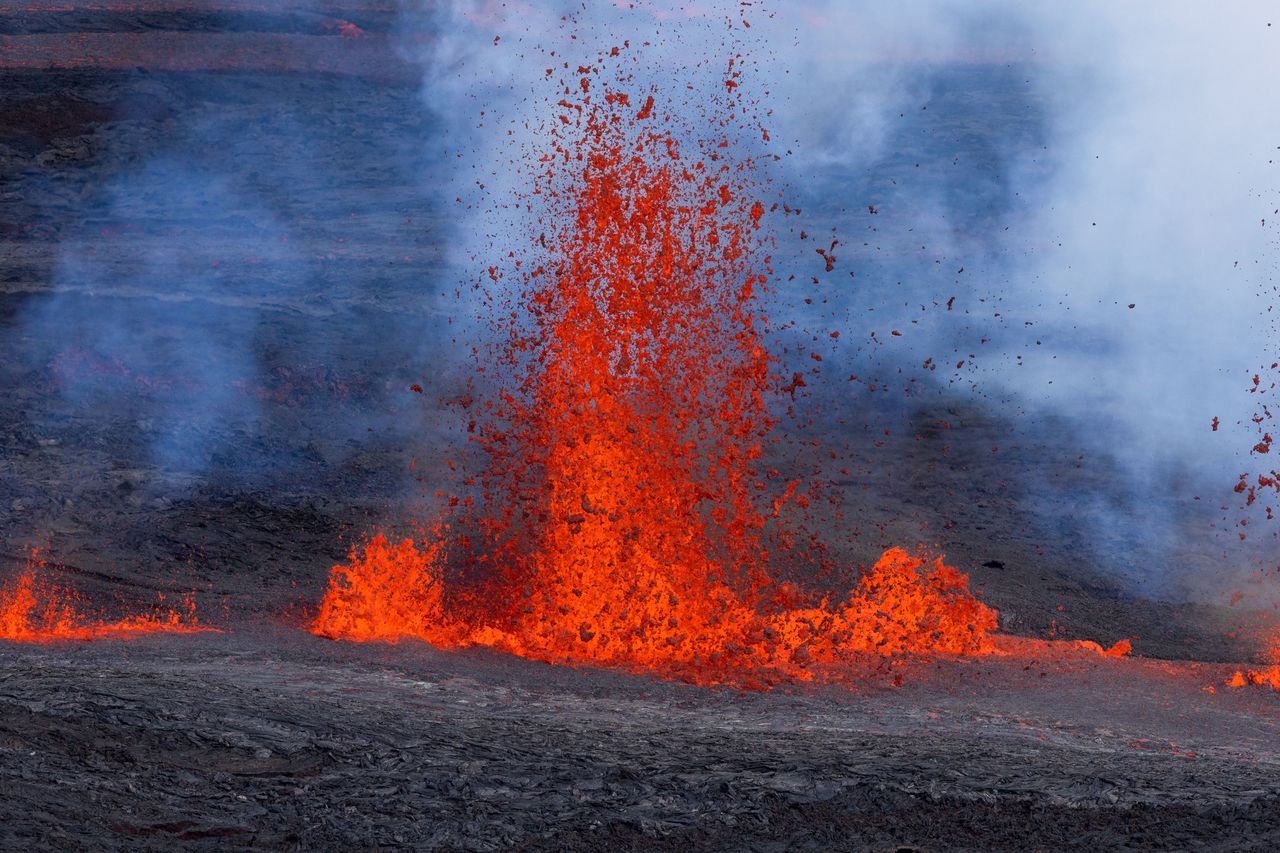 Wybuchł największy wulkan świata Mauna Loa. Rzeki lawy, pył i dym