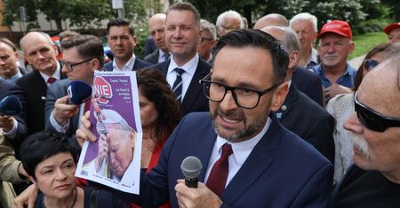 "Żurek, wstydź się pan". Krzyki pod prokuraturą w obronie Obajtka
