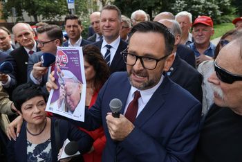"Żurek, wstydź się pan". Krzyki pod prokuraturą w obronie Obajtka