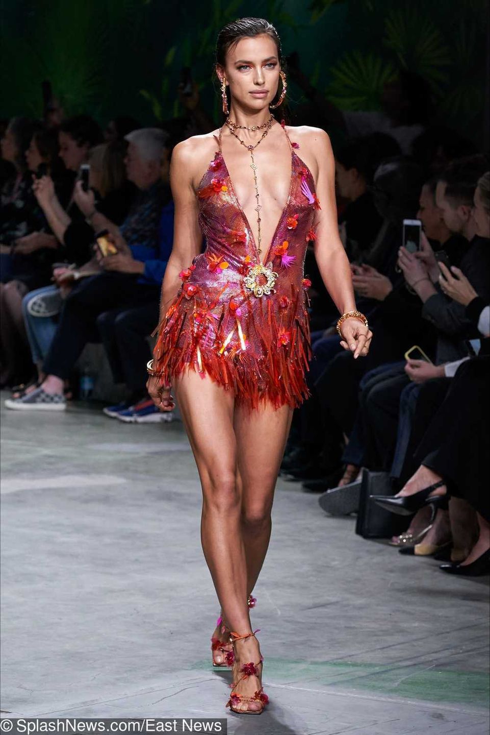 Irina Shayk w pokazie Versace – Milan Fashion Week 2019