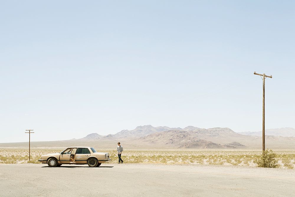 „Americana” Garroda Kirkwooda to minimalistyczny obraz wyluzowanej Kalifornii 30