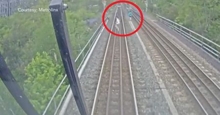 O włos od tragedii. Nagranie z pociągu mrozi krew w żyłach
