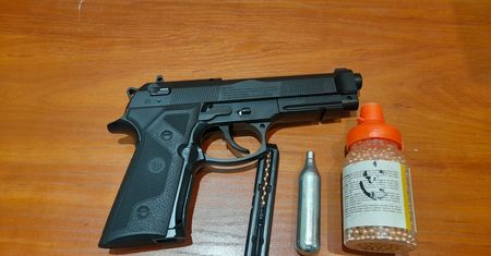 Policjanci zatrzymali nietrzeźwego, w miejscu publicznym strzelał z wiatrówki.