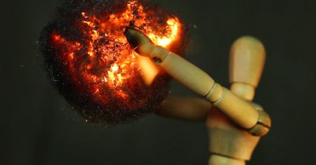 Płonąca wełna stalowa wygląda magicznie w zbliżeniach