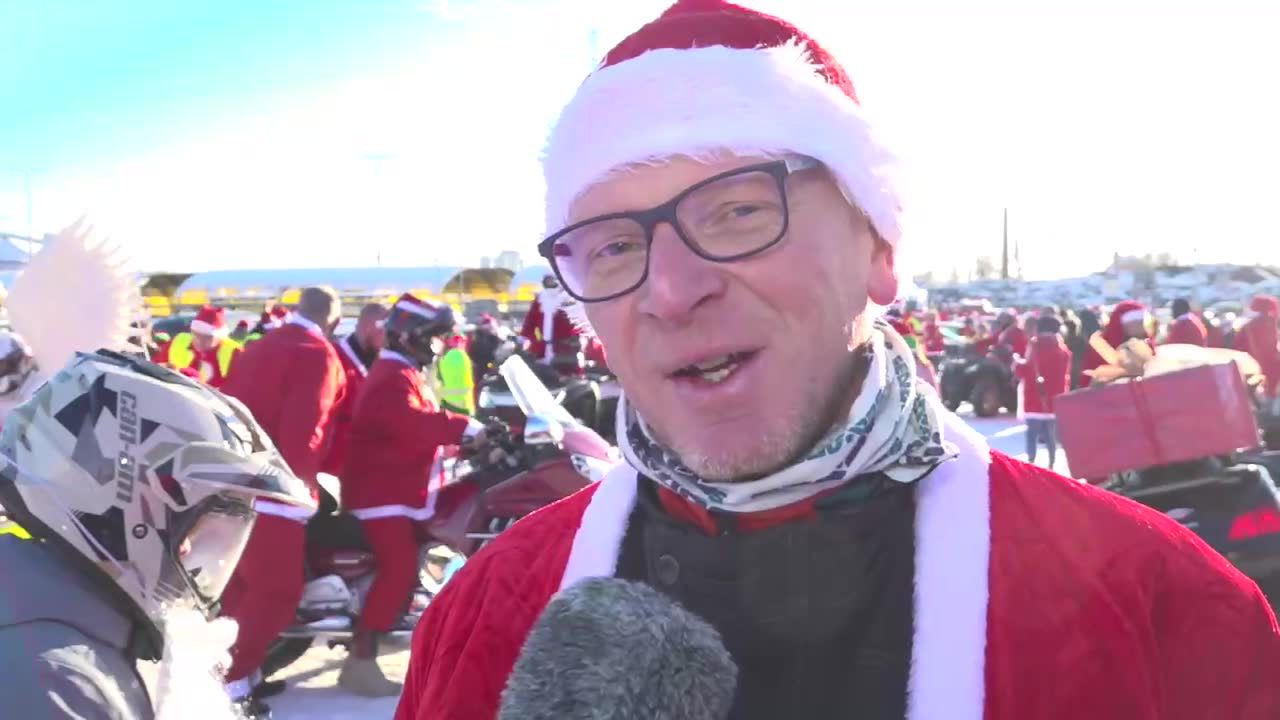 Parada Mikołajów na motocyklach w Gdańsku. Obserwował ją Donald Tusk z wnuczką