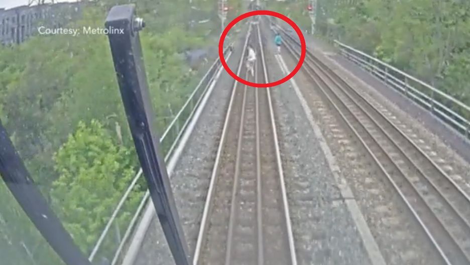 O włos od tragedii. Nagranie z pociągu mrozi krew w żyłach