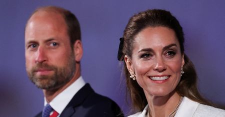 Książę William i księżna Kate pochwalili się kartką świąteczną. Na zdjęciu towarzyszyły im WYROŚNIĘTE pociechy. Uroczo? (FOTO)
