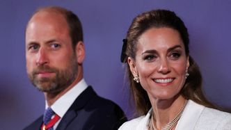 Książę William i księżna Kate pochwalili się kartką świąteczną. Na zdjęciu towarzyszyły im WYROŚNIĘTE pociechy. Uroczo? (FOTO)