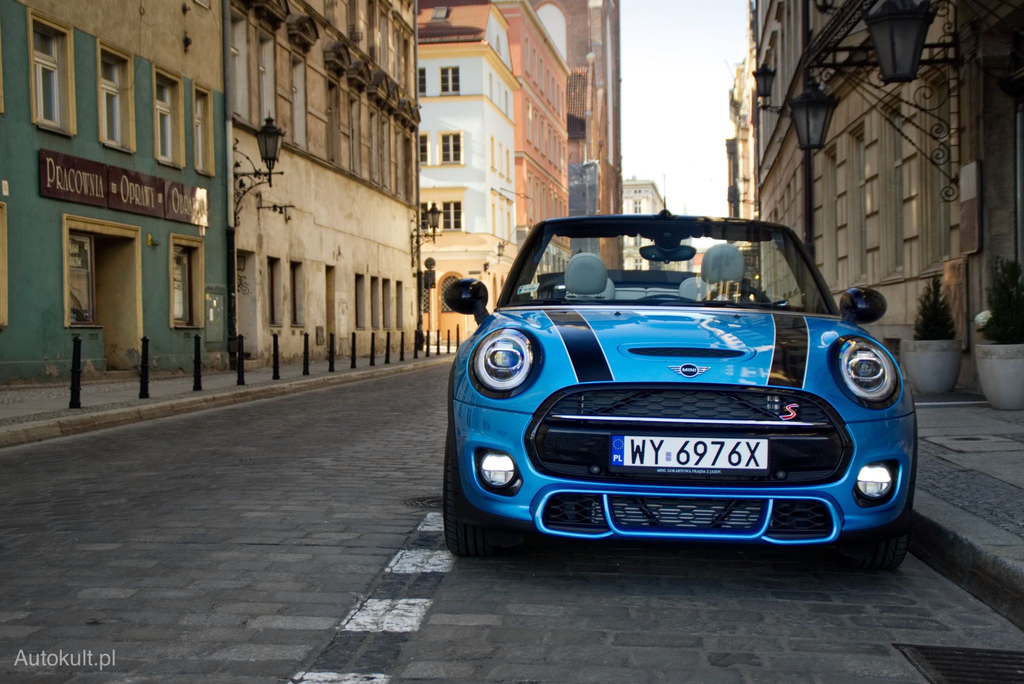 Testowany egzemplarz był wyposażony w stylistyczny pakiet John Cooper Works, który obejmuje m.in. zmodyfikowany przedni zderzak