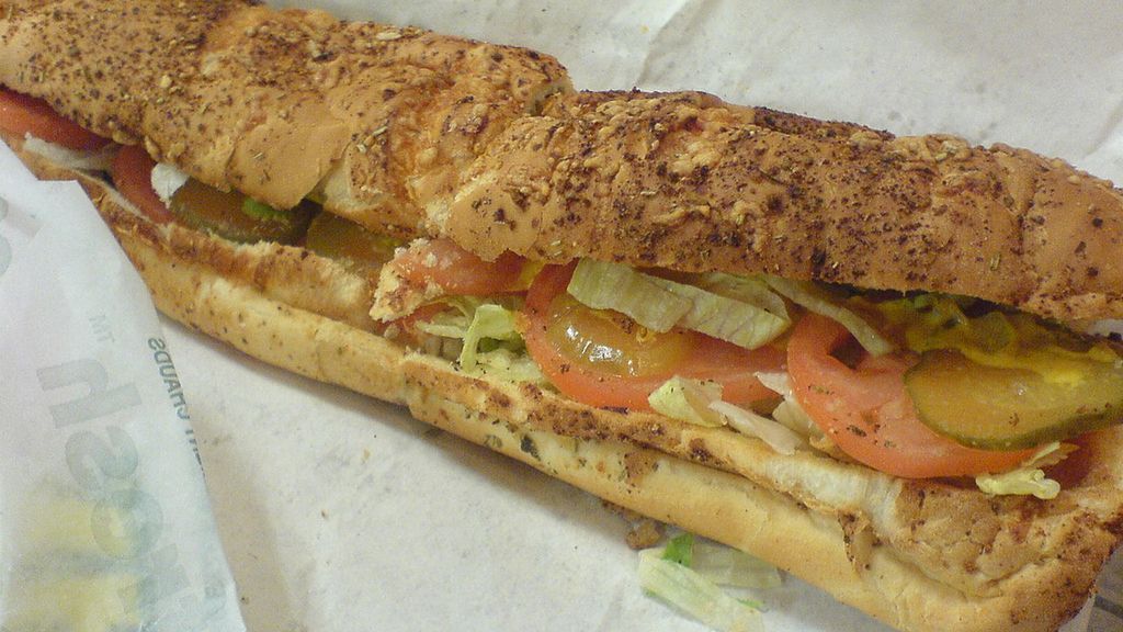 Kanapka na białym pieczywie z kurczakiem, sałatą i pomidorem oraz sosem słodka cebulka (Subway)