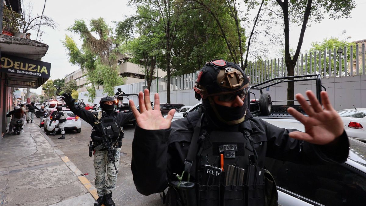 Zamieszki w Meksyku po zabiciu barona narkotykowego
National Guards remove pedestrians by the General Prosecutor's headquarters in Mexico City, Sunday, Feb. 22, 2026, after the death of the leader of the Jalisco New Generation Cartel, Nemesio Rubén Oseguera Cervantes, known as "El Mencho." (AP Photo/Ginette Riquelme)
Ginette Riquelme