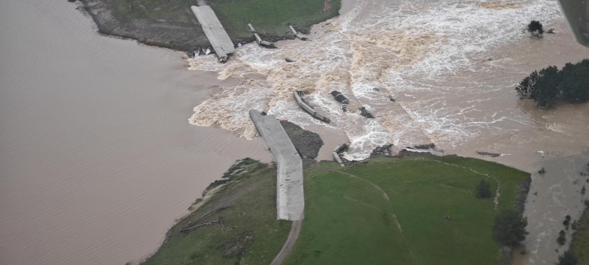 Uszkodzona zapora zbiornika Topola