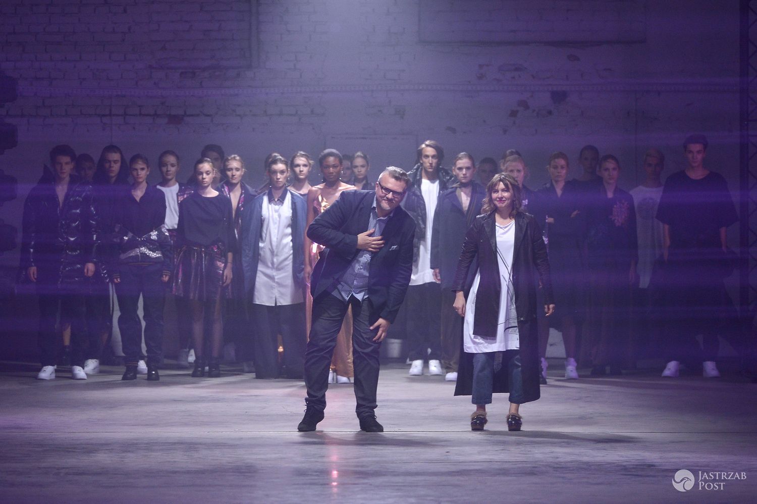 Na zdj. projektanci Rafał Michalak i Ilona Majer. Finał pokazu kolekcji MMC jesień-zima 2016 (fot. AKPA)