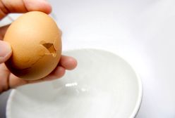 Jajko pęka podczas gotowania? Dodaj do wody jedną rzecz
