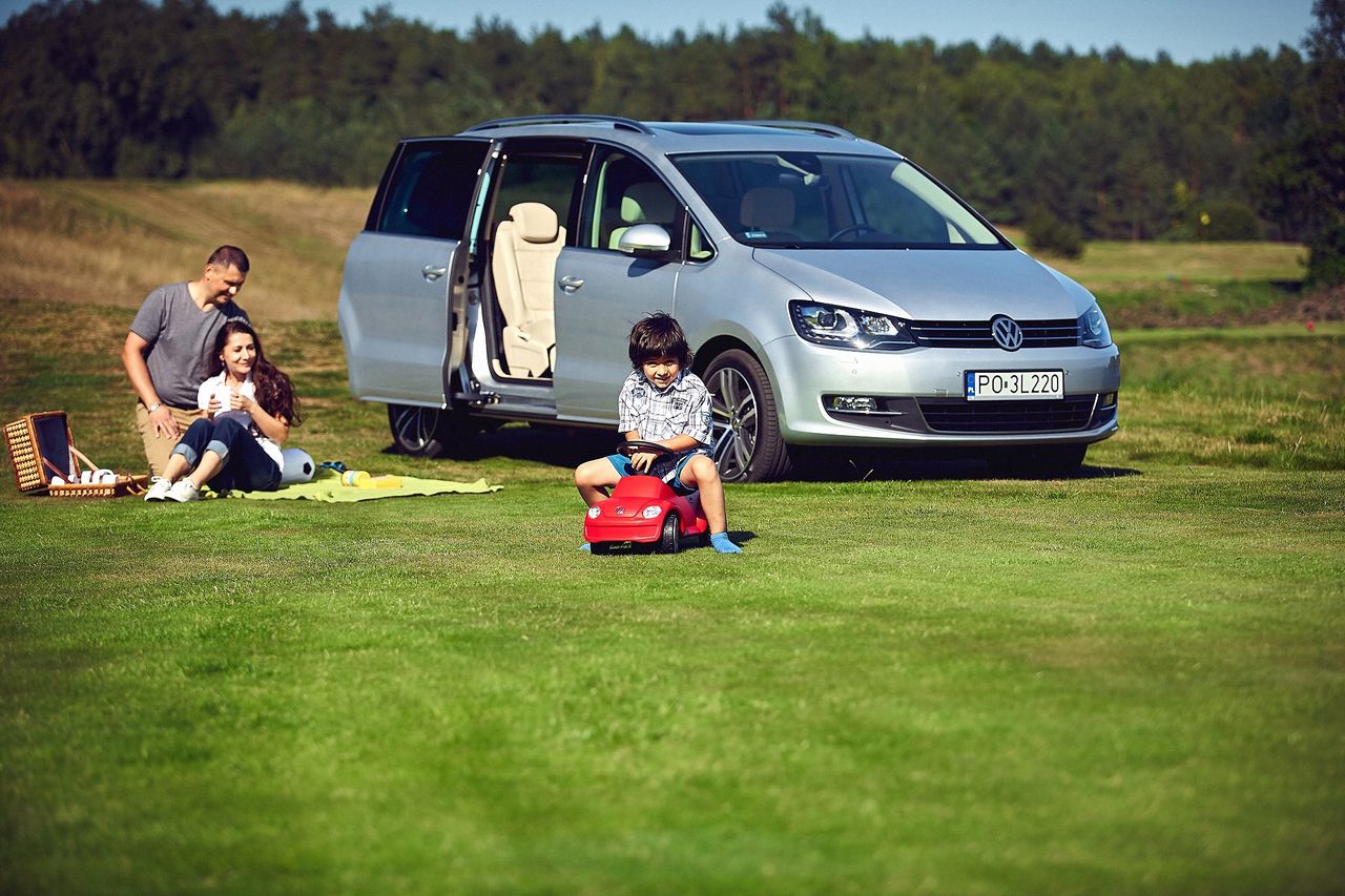 Duże zniżki na duże samochody: zestawienie ofert Volkswagenów Tiguana Allspace i Sharana