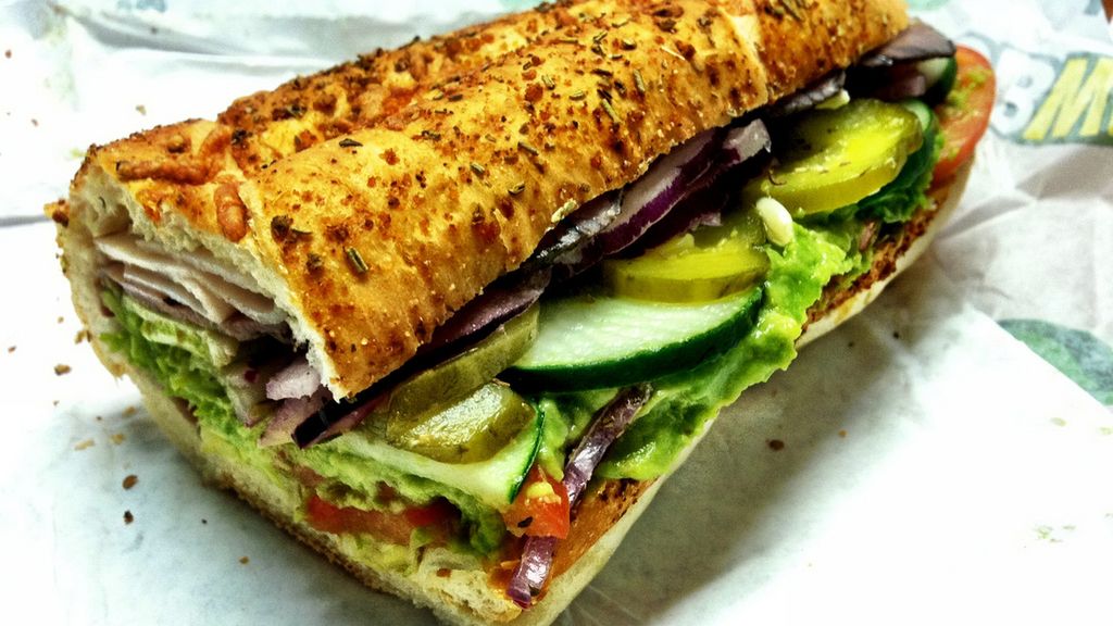 Kanapka Subway Club na białym pieczywie z sałatą i pomidorem (Subway)