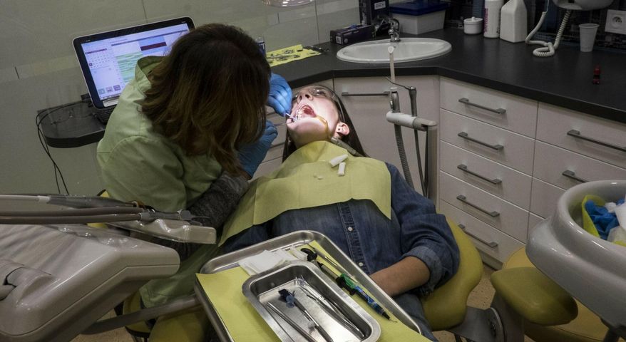 Leki drożeją coraz szybciej, ceny podnoszą też dentyści i optycy