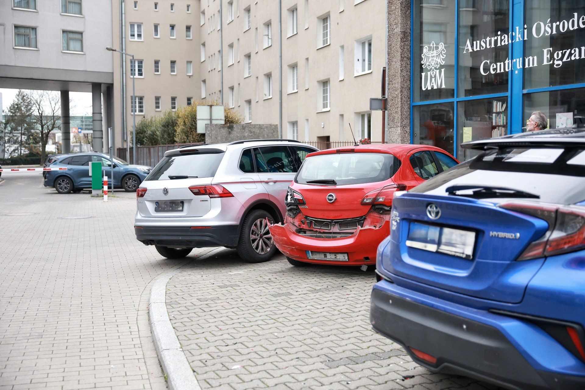 Kierowca BMW uszkodził pięć zaparkowanych aut w Poznaniu
