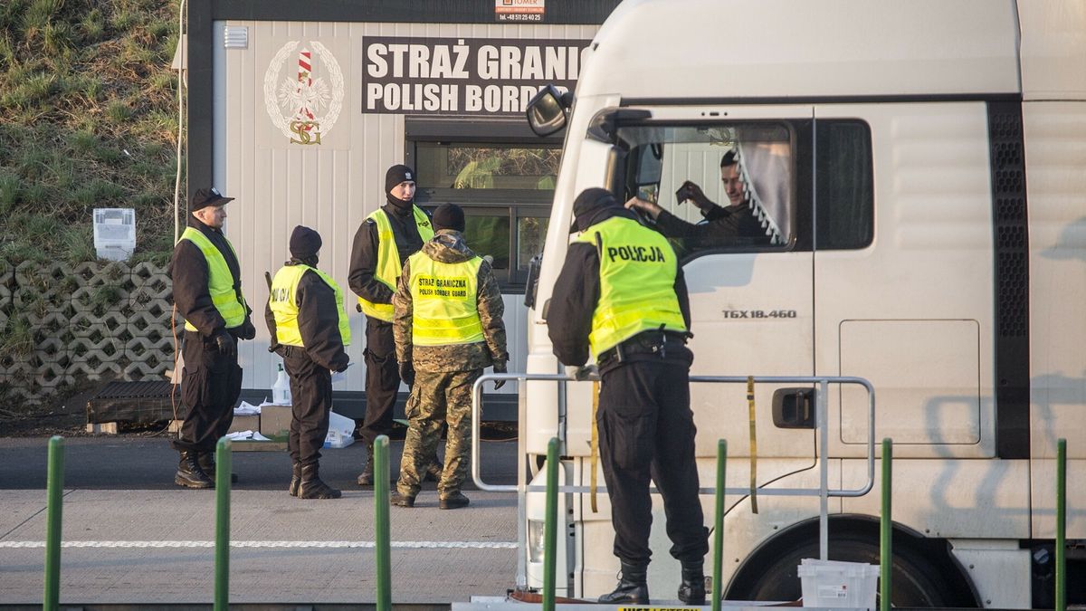 Koronawirus - sytuacja na polskich granicach
18.03.2020 Jedrzychowice Korek przed punktem kontroli sanitarnej w Jedrzychowicach na granicy polsko-niemieckiej. Po zamknieciu granic Polski w zwiazku z epidemia koronawirusa, wielu Polakow probuje wrocic do kraju, lecz utknelo w korku. Czas oczekiwania w  Jedrzychowice to 16 godzin dla samochodow osobowych.  Ruch utrudnia dodatkowo duza liczba ciezarowek.  fot. Marek M Berezowski/REPORTER
Marek M Berezowski/REPORTER