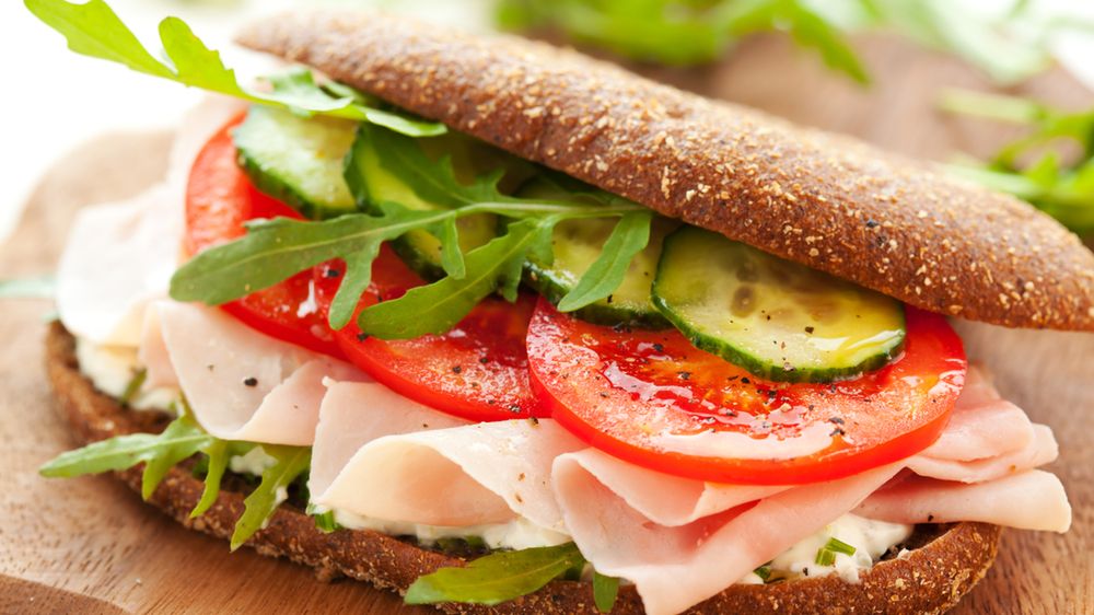 Kanapka z indykiem, pieczoną wołowiną, szynką, sałatą i pomidorem